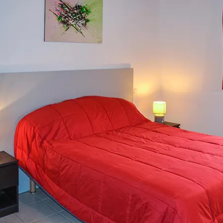 1 Bedroom Lovely In St Chamassy 펜션